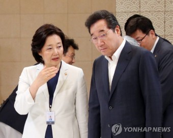 대화하는 이낙연 총리와 박영선 장관