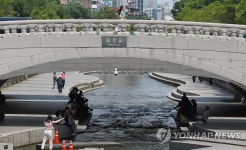 더위 피해 다리 그늘 아래로