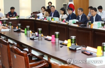 사용자 불참 가운데 인사말하는 최저임금위원장