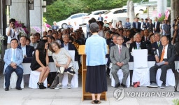 격려사하는 정재숙 청장