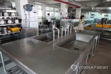 불 꺼진 초등학교 급식실