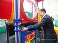 놀이터 안전 살피는 박능후 장관