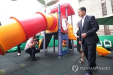 놀이터 둘러보는 박능후 장관