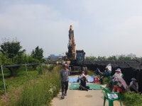 고압선로 설치 반대 천안 직산읍 일부 주민 도로 막고 시위