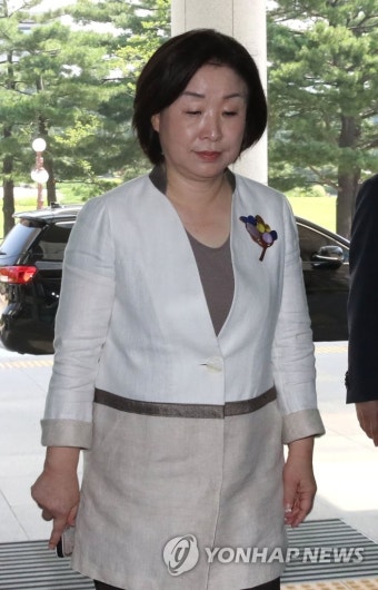의원회관 들어서는 심상정 의원