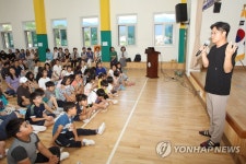 인제 귀둔초교에서 특강을 하는 나영석 PD