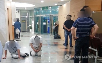 무릎 꿇고 사과하는 잠원동 붕괴건물 철거업체 관계자들