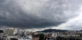 비가 오려나? 먹구름 낀 하늘