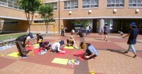 전래놀이 아니? 학부모들이 학교에 놀이길 그려요