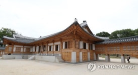 단청만 남은 복원 건축물 경복궁 흥복전 공개됐다(종합)