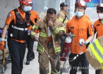 인명 수색 후 응급처치받는 소방관
