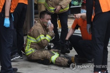 인명 수색 후 응급처치받는 소방관