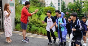 교복 벗고 자유로운 복장으로 등교