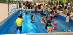 선생님 DIY 풀장 시즌2…수원 산의초등생들 즐거운 여름나기