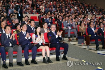 문 대통령, 전남 블루이코노미 경제비전 선포식 참석