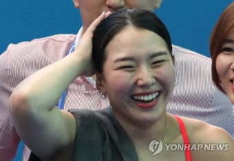 다이빙 사상 첫 메달에 기뻐하는 김수지