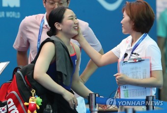 다이빙 사상 첫 메달에 기뻐하는 김수지