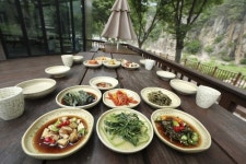 [음식기행] 산야초 캐다 차린 밥집, 단양 수리수리봉봉