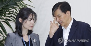 대화하는 청와대 수석들