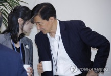 대화하는 청와대 수석들