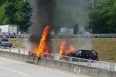 중앙고속도 군위휴게소 인근서 차 5대 추돌…3명 사상