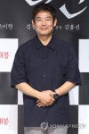 성동일, 공손한 포즈