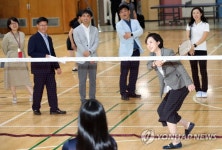 학생과 배드민턴 하는 유은혜 부총리