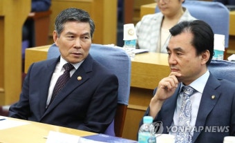 정경두 국방부 장관 이야기 듣는 안규백 국방위원장