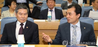 대화하는 안규백 국방위원장과 정경두 국방부 장관