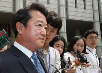 취재진 질문에 입 다문 이웅열 전 회장
