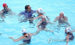 물속으로 뛰어든 코치