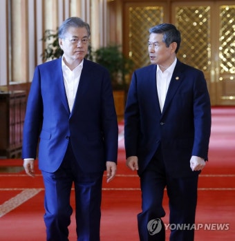 얘기 나누는 문 대통령과 정경두 국방부 장관