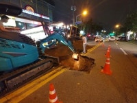 청주 가경동 왕복 4차로 도로서 싱크홀 발생…긴급 복구