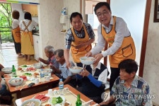 대전농협 고령 농업인들에게 삼계탕 제공