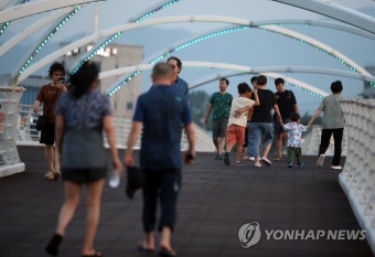 시원한 강바람 쐬러 나온 시민들
