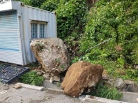 부산 반여동서 대형바위 굴러떨어져…차량 3대·컨테이너 파손