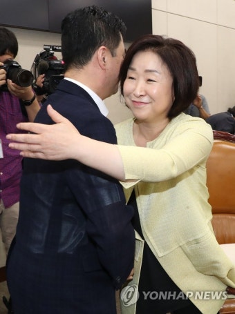 김종민 간사와 포옹하는 심상정