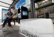 덥다 더워…얼음까지 등장한 시내버스 승강장