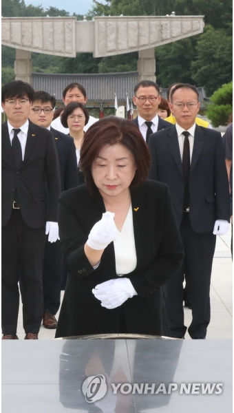 5·18 민주묘지 참배하는 심상정 대표