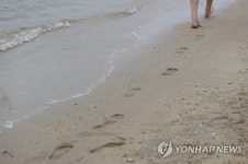해수욕장을 걸으며