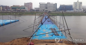 폭우대비 홍천강변 부교 철거