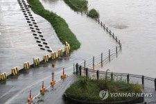 물에 잠긴 탄천 자전거도로