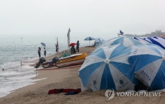 한산한 동해안 해수욕장