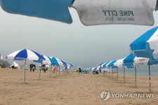 한산한 동해안 해수욕장