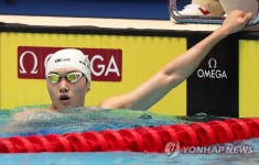 기록확인하는 김우민