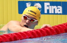 기록 확인하는 김민석