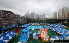 워터파크로 변신한 학교운동장