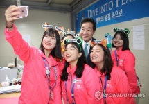 이낙연 총리, 광주수영선수권대회 자원봉사자들과 기념촬영