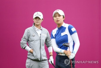 나란히 코스 살피는 박성현-김효주