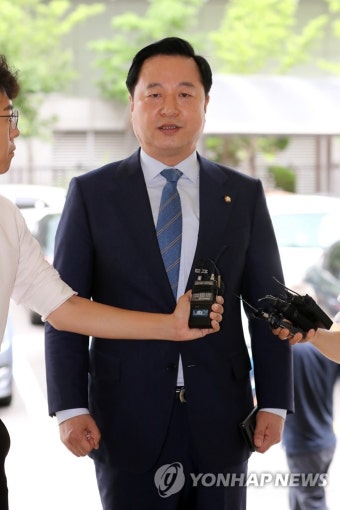 경찰 출석하는 김두관 의원
